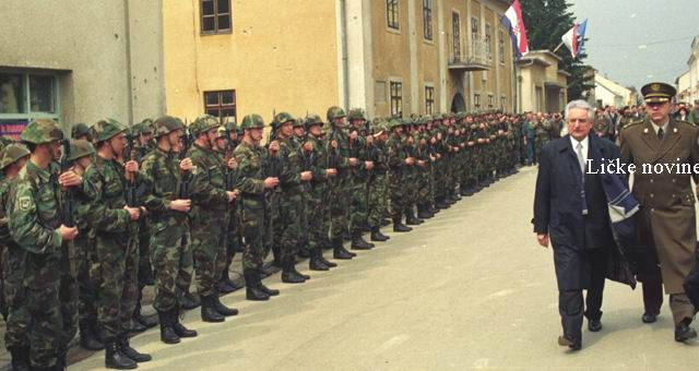 Vrhovnik oružanih snaga RH dr. Franjo Tuđman vrši smotru pripadnike Devete brigade u Gospiću u proljeće 1995./Foto arhiva Lika pressa, snimio Marko ČULJAT                                                                                                